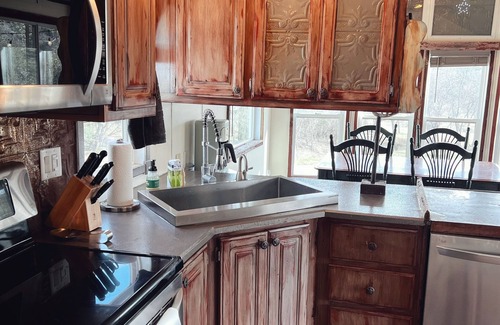 Lakehills Cottage | Cozy Riverfront Cottage-Casa Avecita @ SparrowBend