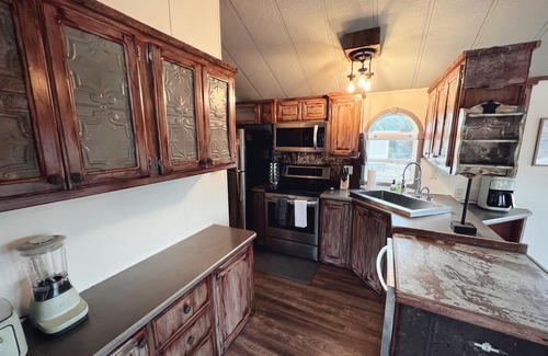 Lakehills Cottage | Cozy Riverfront Cottage-Casa Avecita @ SparrowBend