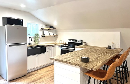 Wagontown Apartment | cozy romantic getaway private woody area 5 mins from hiking trails