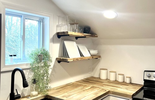 Wagontown Apartment | cozy romantic getaway private woody area 5 mins from hiking trails