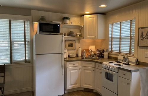 Broadmoor Cottage | Cozy, Romantic, Secluded, Cottage in the Heart of Cheyenne Cañon