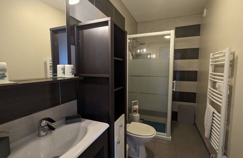 Neuvy-Saint-Sepulchre Bed & Breakfast | Cozy Room "Etoile Orange" - Ensuite Bathroom, Breakfast Included, Shared Kitchen and Lounge Area