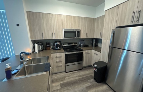 Parkside Apartment | Cozy room in Hollywood close to everything and 7 minutes away from the beach.