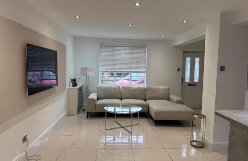 Cheadle House | Cozy Room in Peaceful Home