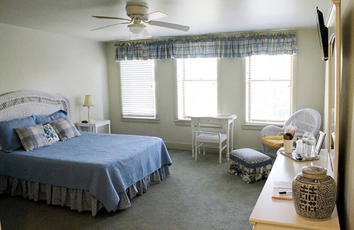 Louisiana Bed & Breakfast | Cozy room located in historic downtown with a 5 minute walk to the riverfront!