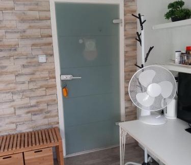 Baunatal House | Cozy room with a beautiful garden view