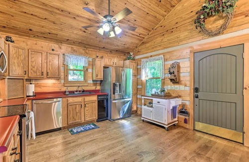 Se Ree Cabin | Cozy Roughriver Lakefront Cabin