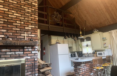 White Cabin | Cozy rustic A-Frame close to Seven Springs and Hidden Valley