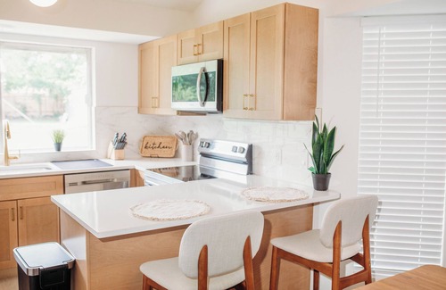 Oak Creek Parke House | Cozy Rustic Austin Retreat – just 15 min to Zilker Park & 17 min to downtown.