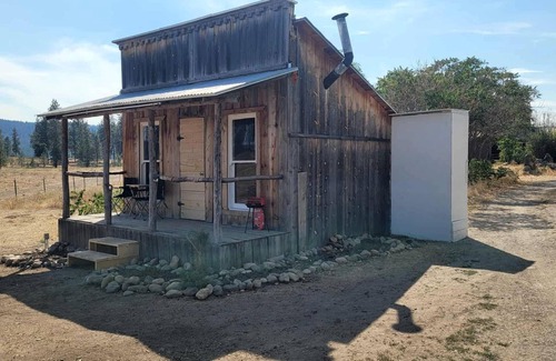 Tumtum House | Cozy Rustic Cabin for a Romantic Stargazing Getaway by the Spokane River near Tumtum, Washington