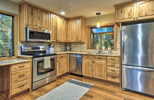 Sandy House | Cozy Sandy Retreat w/Hot Tub & Forest Views!