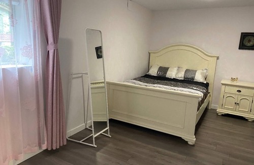 Guildford Apartment | cozy semi-basement suite, Located in a quite neighbourhood.