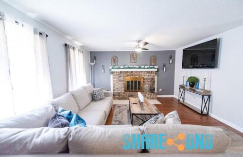 Sherwood House | Cozy Sherwood Retreat - 3br, Bbq, Fenced Backyard