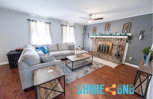 Sherwood House | Cozy Sherwood Retreat - 3br, Bbq, Fenced Backyard