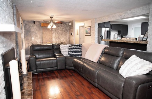 Sandy House | Cozy ski home w/hot tub + steam shower + wood burning fireplace