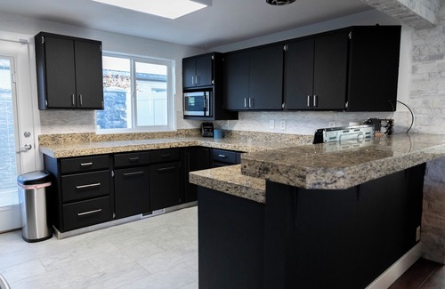 Sandy House | Cozy ski home w/hot tub + steam shower + wood burning fireplace