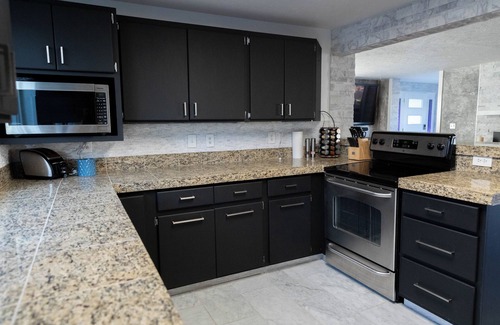 Sandy House | Cozy ski home w/hot tub + steam shower + wood burning fireplace