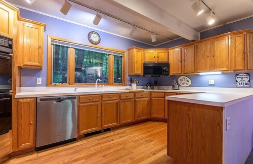 Stratton Mountain House | Cozy ski retreat on the Stratton Access Road - 5 minutes to the slope!