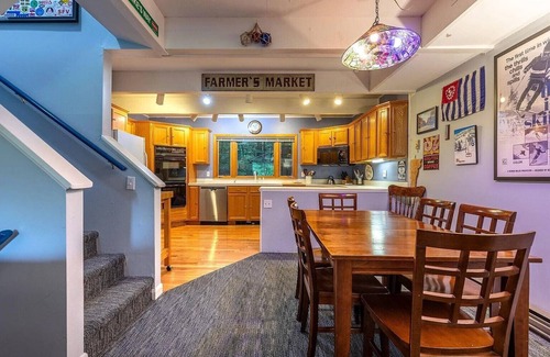 Stratton Mountain House | Cozy ski retreat on the Stratton Access Road - 5 minutes to the slope!