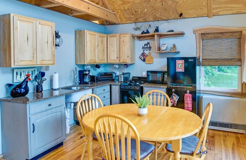 Washington County Cabin | Cozy South Bay Cabin w/Lake & Mountain Views