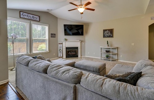 Greenville House | Cozy South Carolina Retreat with Patio and Fireplace!