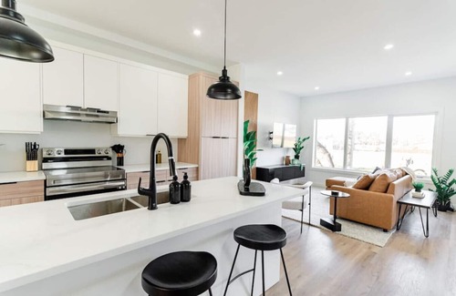 Winnipeg House | *Cozy & Spacious | Free Parking | 15 min Downtown*