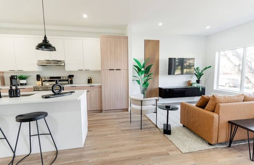 Winnipeg House | *Cozy & Spacious | Free Parking | 15 min Downtown*