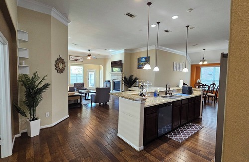 Pearland House | Cozy - Spacious - Home Office - Game room - Home theatre - Ever green turf - 4Br