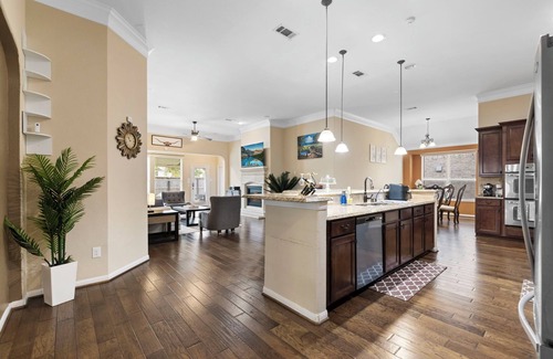 Pearland House | Cozy - Spacious - Home Office - Game room - Home theatre - Ever green turf - 4Br
