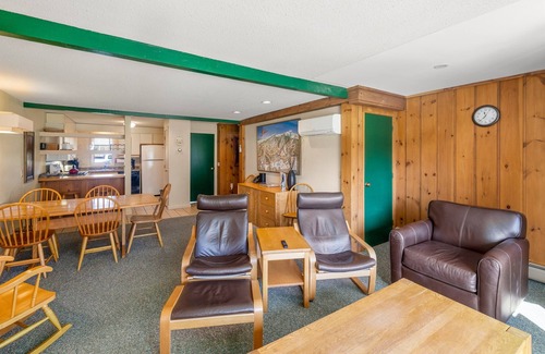 Stowe Area Condo | Cozy Stowe Condo w/Pools, Hot Tub & Shuttle—Near Slopes & Rec Path