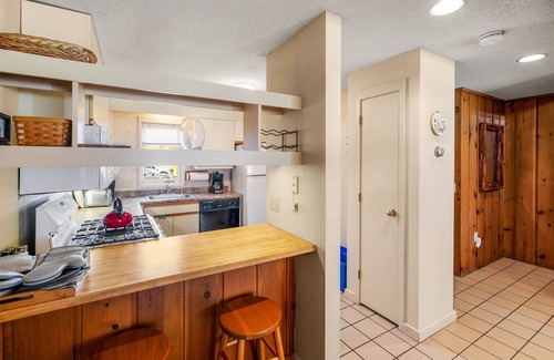 Stowe Area Condo | Cozy Stowe Condo w/Pools, Hot Tub & Shuttle—Near Slopes & Rec Path