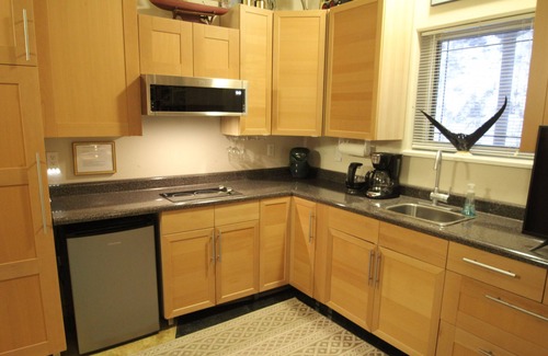 Badger Apartment | Cozy Studio apartment with a Courtyard