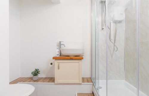Kenilworth Apartment | Cozy Studio Apartment Kenilworth, Free Parking, WIFI, Smart TV