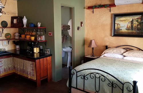 East Mesa House | Cozy Studio Close to Hiking, Lake, Nature