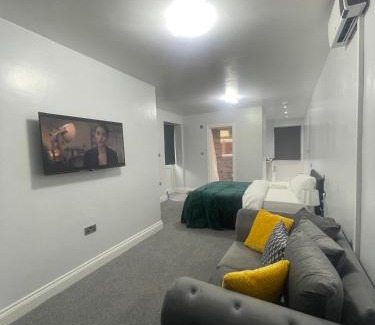 Heaton House | Cozy Studio Flat Romford, London