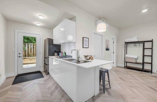 West Campus Apartment | Cozy studio in quiet area - Yard