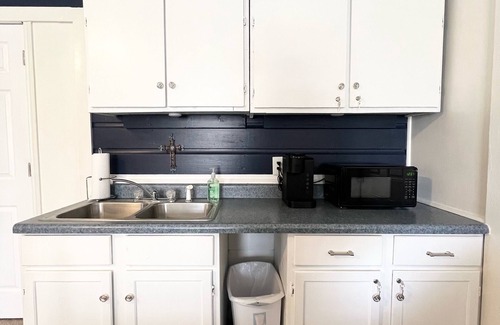 Durant Apartment | Cozy studio with all the comforts of home bordering downtown Durant.