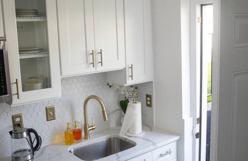 Lochearn House | Cozy Studio with Private Entrance.