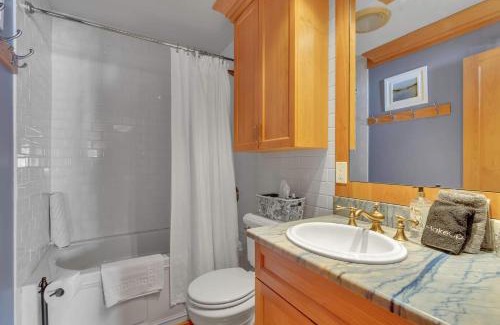 Ellicottville Apartment | Cozy Studio Wood Fireplace