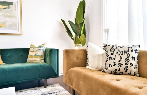 Winnipeg House | Cozy stylish 3 bedroom/parking / hosting 9 guest