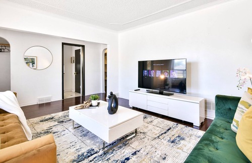 Winnipeg House | Cozy stylish 3 bedroom/parking / hosting 9 guest