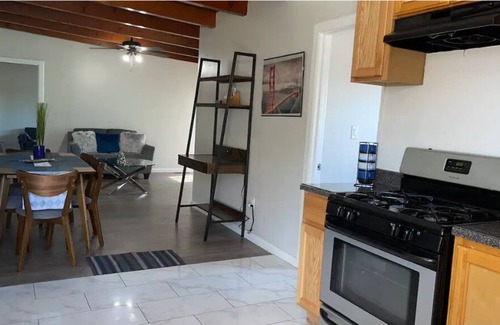 Gardena Apartment | Cozy SUITE HOUSE near SpaceX, Beaches, Lax & Sofi