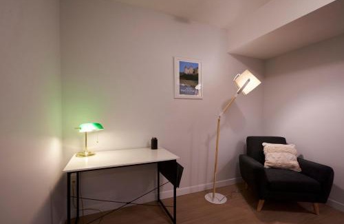 West Edmonton House | Cozy Suite near West Edmonton Mall with Full Kitchen, Office & Sofa Bed