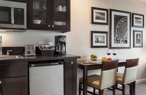 Anaheim Resort Resort | Cozy Suite Steps Away From Disneyland w/Resort Pool & WiFi