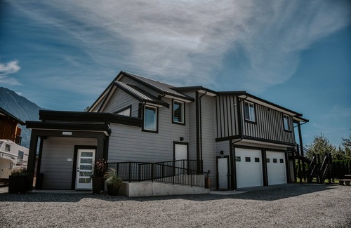 Kent Apartment | Cozy Suite with Mountain Views & Private Hot Tub. Dog-Friendly!