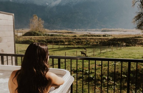 Kent Apartment | Cozy Suite with Mountain Views & Private Hot Tub. Dog-Friendly!