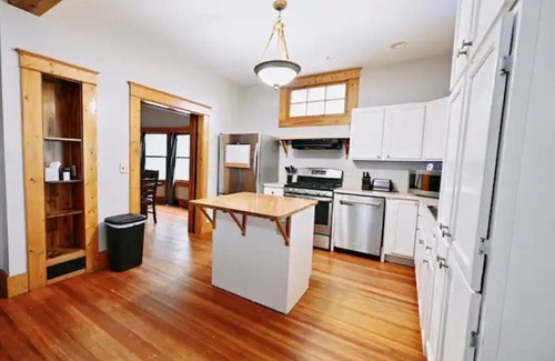 Lincoln House | Cozy Sumner St. Suite 3 Bd 2 Ba