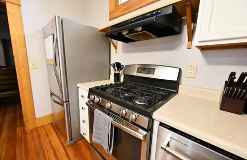 Lincoln House | Cozy Sumner St. Suite 3 Bd 2 Ba