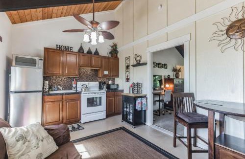 Kalaoa House | Cozy Sunset Views with Lanai - Close to Beach home