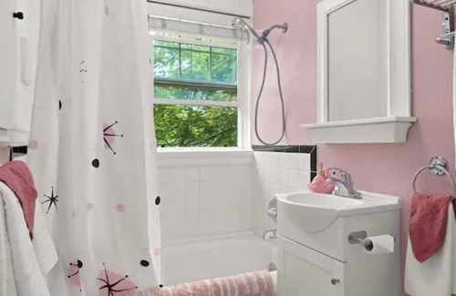 Alphabet Historic District Condo | Cozy tastefully decorated vintage inspired studio condo